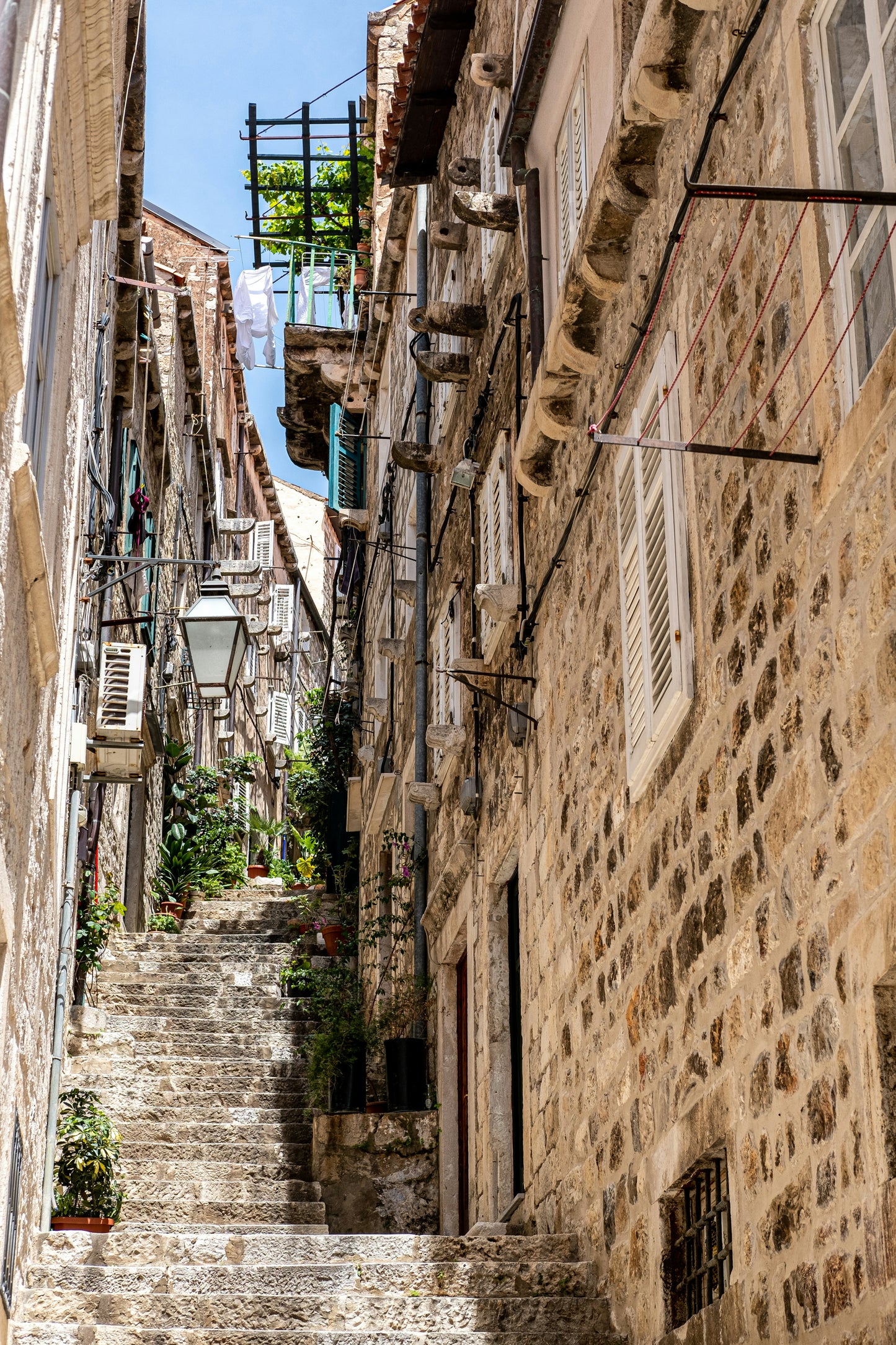 Poster: a narrow alley between two buildings – Christian Thöni (Unsplash)