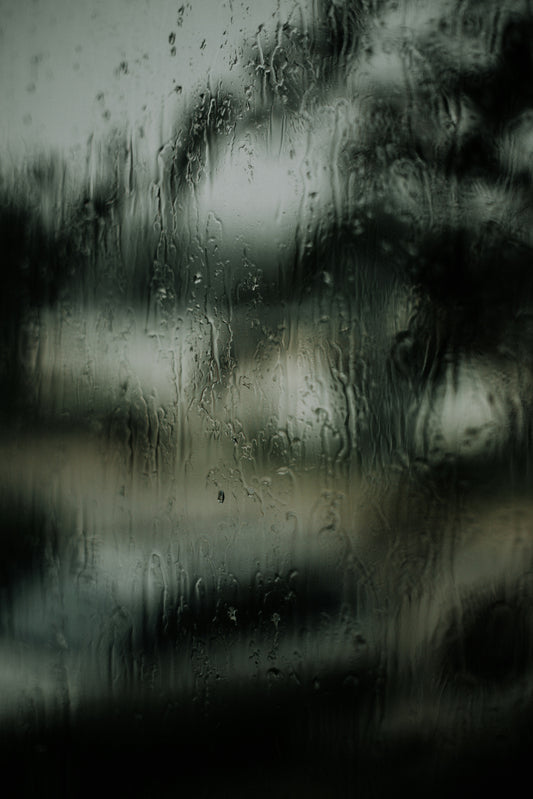 Poster: macro photography of water droplets on clear glass – Priscilla Du Preez 🇨🇦 (Unsplash)