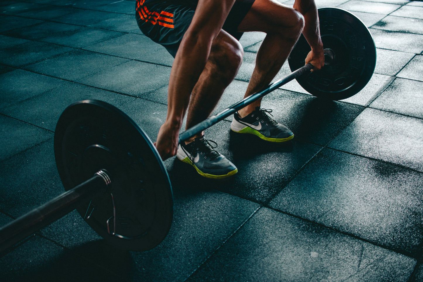 Poster: person about to lift the barbel – Victor Freitas (Unsplash)