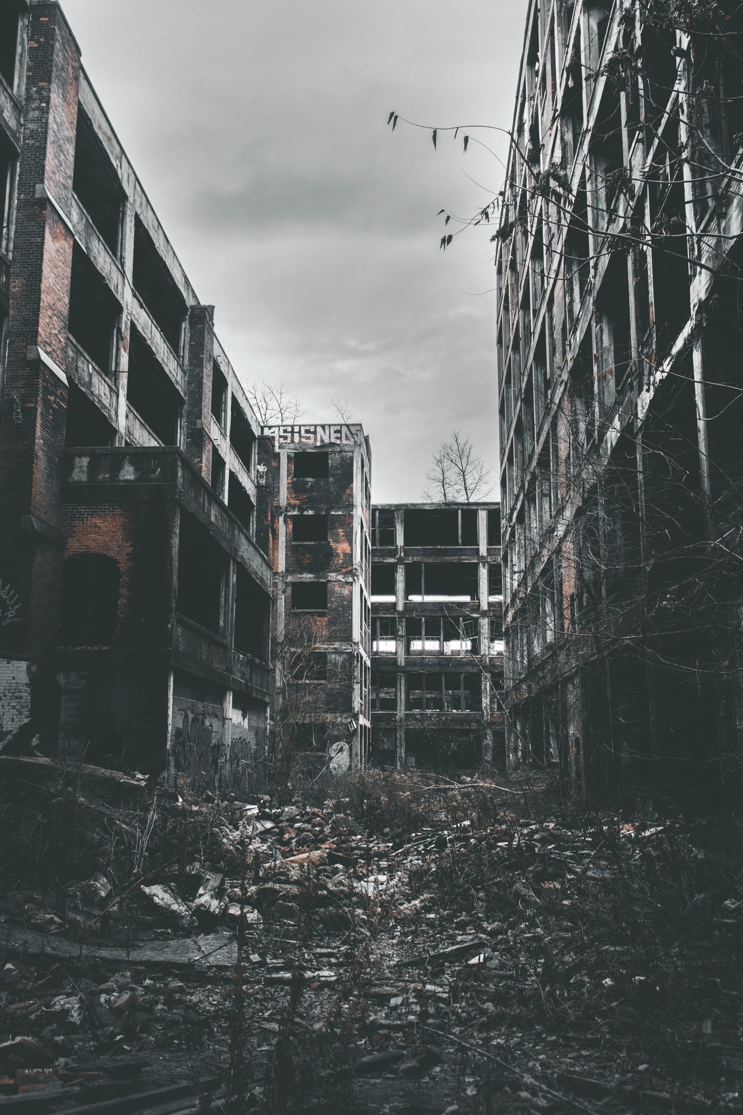 Stretched Canvas: grayscale photo of abandon tenement – Daniel Lincoln (Unsplash)
