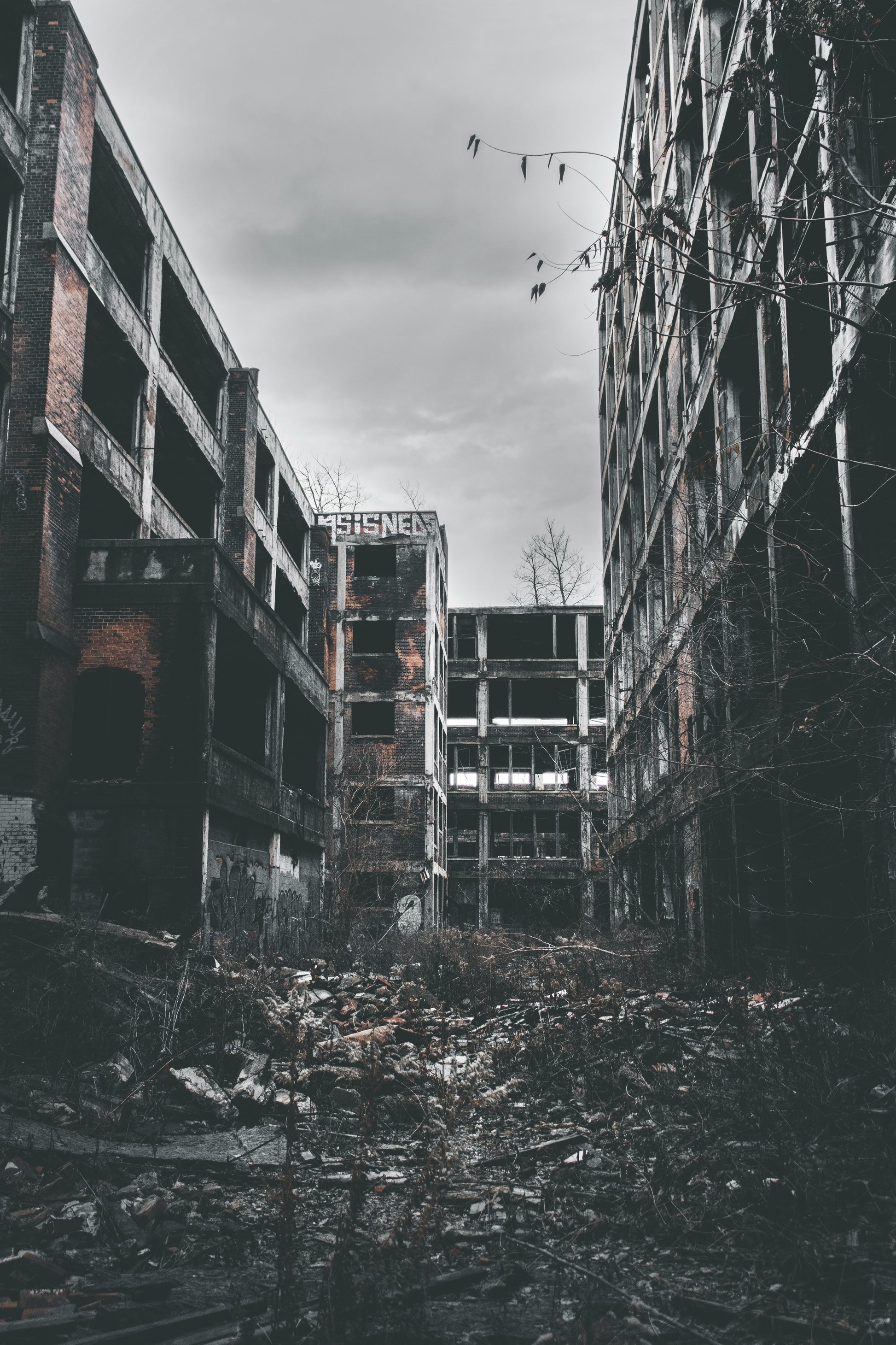 Stretched Canvas: grayscale photo of abandon tenement – Daniel Lincoln (Unsplash)