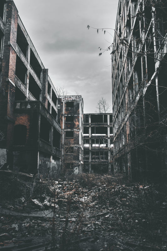 Stretched Canvas: grayscale photo of abandon tenement – Daniel Lincoln (Unsplash)