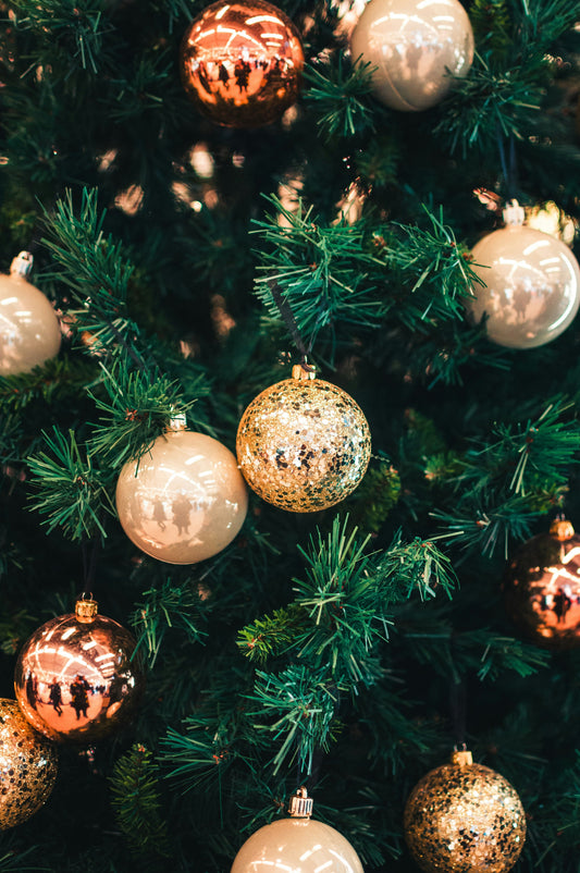 Poster: silver baubles on green christmas tree – Hert Niks (Unsplash)