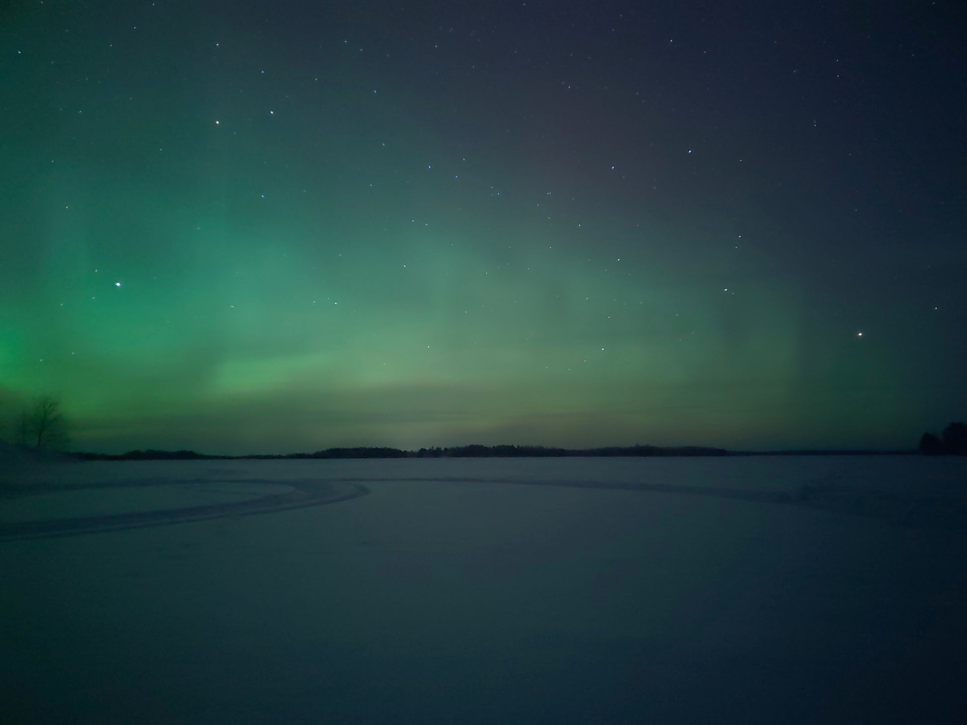 Stretched Canvas: a green and blue aurora bore in the sky – Daniil Skatov (Unsplash)