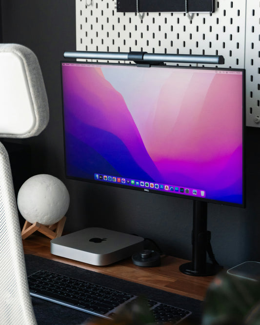 Poster: a computer monitor and keyboard – Matúš Gocman (Unsplash)