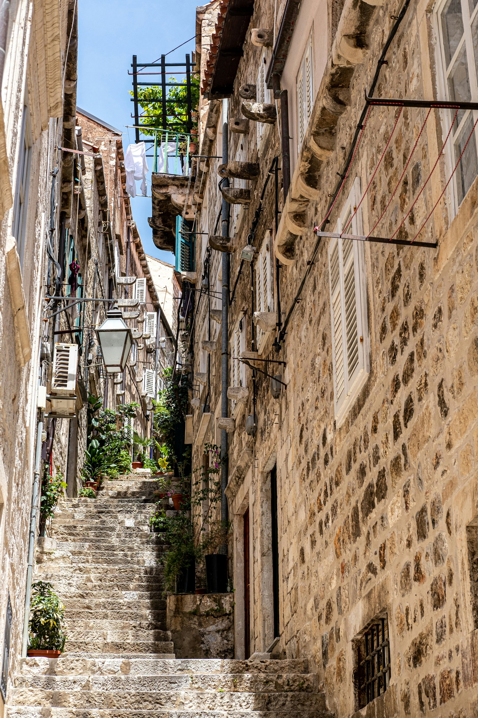 Poster: a narrow alley between two buildings – Christian Thöni (Unsplash)